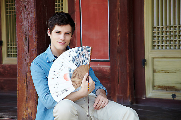 포토 JPG 주간 서양인 외국인 백인 한국문화 한국전통 전통 라이프스타일 건축물 남자 전통문화 문화 여행 고건축 한국건축 한국 한명 들기 사람 앉기 20대 성인 야외 건물 앞모습 캐주얼 여행객 문 궁전 문화재 기둥 마루 부채 즐거움 경복궁 과거 전통체험 전통부채 국내여행 남자만 남자한명만 성인남자만 청년만 청년남자만 청년남자한명만 성인한명만 성인남자한명만 성인만 국내포토 자연요소 1 동양문화 옷 건축 감정 아시아 뷰포인트 컨셉 모션 바닥 인종 청년 생활 체험 파일형식