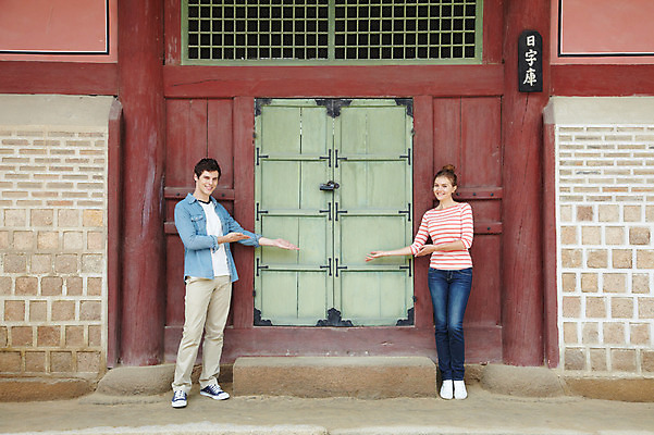 포토 JPG 주간 전신 서양인 외국인 백인 한국문화 한국전통 전통 라이프스타일 건축물 커플 여자 남자 전통문화 문화 커플라이프 여행 고건축 한국건축 안내 한국 서기 미소 웃음 사람 손짓 20대 성인 야외 두명 건물 앞모습 캐주얼 담장 여행객 문 궁전 문화재 즐거움 대문 경복궁 과거 전통문 전통체험 국내여행 청년만 성인만 국내포토 자연요소 동양문화 옷 건축 감정 아시아 뷰포인트 컨셉 관계 모션 표정 인종 청년 생활 체험 파일형식