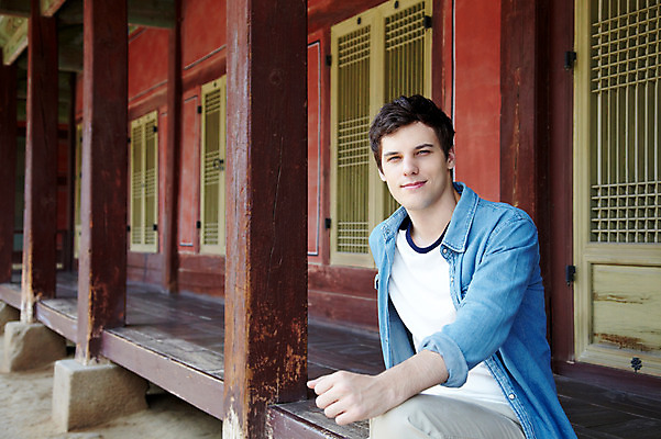 포토 JPG 주간 서양인 외국인 백인 한국문화 한국전통 전통 라이프스타일 건축물 남자 전통문화 문화 여행 고건축 한국건축 한국 한명 사람 앉기 20대 성인 야외 건물 앞모습 캐주얼 여행객 문 궁전 문화재 기둥 마루 즐거움 경복궁 과거 전통체험 국내여행 남자만 남자한명만 성인남자만 청년만 청년남자만 청년남자한명만 성인한명만 성인남자한명만 성인만 국내포토 자연요소 1 동양문화 옷 건축 감정 아시아 뷰포인트 컨셉 모션 바닥 인종 청년 생활 체험 파일형식