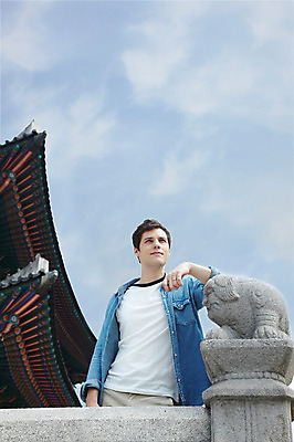 포토 JPG 주간 서양인 외국인 백인 구름 한국문화 한국전통 전통 라이프스타일 건축물 응시 남자 전통문화 문화 여행 고건축 한국건축 난간 하늘 지붕 한국 한명 사람 상반신 20대 성인 야외 건물 앞모습 캐주얼 조각상 여행객 궁전 문화재 즐거움 단청 경복궁 과거 전통체험 국내여행 남자만 남자한명만 성인남자만 청년만 청년남자만 청년남자한명만 성인한명만 성인남자한명만 성인만 국내포토 자연요소 1 동양문화 시선 옷 건축 감정 아시아 뷰포인트 컨셉 인종 청년 생활 조형물 체험 파일형식