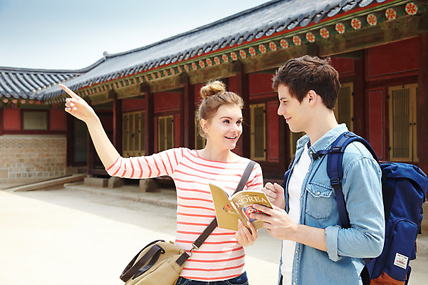 포토 JPG 주간 서양인 외국인 백인 한국문화 한국전통 전통 라이프스타일 건축물 커플 여자 남자 전통문화 문화 커플라이프 여행 고건축 가방 한국건축 배낭 한국 미소 웃음 들기 사람 손짓 상반신 20대 성인 야외 두명 건물 책 캐주얼 여행객 마주보기 궁전 문화재 가리킴 가이드북 즐거움 경복궁 과거 전통체험 국내여행 청년만 성인만 국내포토 자연요소 동양문화 잡화 옷 건축 감정 아시아 컨셉 관계 모션 표정 인종 청년 생활 체험 파일형식