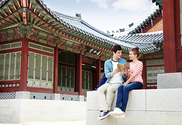 포토 JPG 주간 전신 서양인 외국인 백인 한국문화 한국전통 전통 라이프스타일 건축물 커플 여자 남자 전통문화 문화 커플라이프 여행 고건축 가방 한국건축 배낭 한국 미소 웃음 들기 사람 앉기 20대 성인 야외 두명 건물 앞모습 책 캐주얼 여행객 마주보기 궁전 문화재 가이드북 즐거움 경복궁 과거 전통체험 국내여행 청년만 성인만 국내포토 자연요소 동양문화 잡화 옷 건축 감정 아시아 뷰포인트 컨셉 관계 모션 표정 인종 청년 생활 체험 파일형식