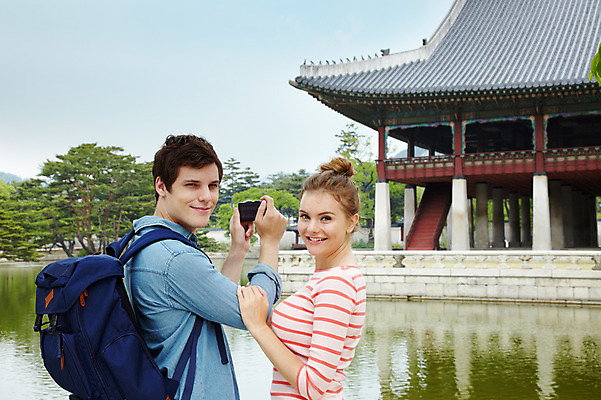 포토 JPG 주간 서양인 외국인 백인 한국문화 한국전통 전통 라이프스타일 건축물 커플 여자 남자 전통문화 문화 호수 커플라이프 여행 고건축 가방 한국건축 배낭 한국 미소 웃음 들기 사람 상반신 20대 성인 야외 두명 건물 옆모습 캐주얼 여행객 카메라 사진촬영 촬영 궁전 문화재 연못 즐거움 정자 경복궁 과거 전통체험 경회루 국내여행 청년만 성인만 국내포토 자연요소 동양문화 잡화 옷 건축 감정 아시아 뷰포인트 컨셉 관계 모션 표정 인종 청년 생활 전자제품 체험 파일형식