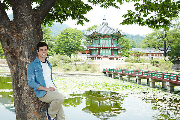 포토 JPG 주간 서양인 외국인 나무 식물 백인 한국문화 한국전통 전통 라이프스타일 건축물 남자 전통문화 문화 호수 여행 고건축 한국건축 한국 한명 서기 미소 웃음 사람 20대 성인 야외 건물 앞모습 캐주얼 여행객 기댐 궁전 문화재 연못 즐거움 정자 경복궁 과거 전통체험 국내여행 향원정 향원지 가교 남자만 남자한명만 성인남자만 청년만 청년남자만 청년남자한명만 성인한명만 성인남자한명만 성인만 국내포토 자연요소 1 동양문화 옷 건축 감정 아시아 뷰포인트 컨셉 모션 표정 인종 청년 생활 체험 누각 파일형식