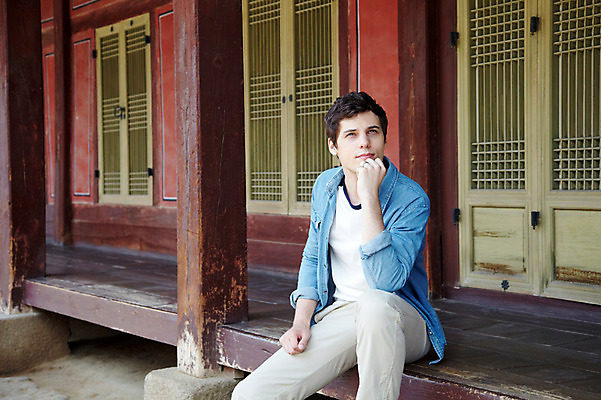 포토 JPG 주간 서양인 외국인 백인 한국문화 한국전통 전통 라이프스타일 건축물 응시 남자 전통문화 문화 여행 고건축 한국건축 한국 한명 사람 앉기 20대 성인 야외 건물 앞모습 캐주얼 여행객 문 턱괴기 궁전 문화재 기둥 마루 즐거움 경복궁 과거 전통체험 국내여행 남자만 남자한명만 성인남자만 청년만 청년남자만 청년남자한명만 성인한명만 성인남자한명만 성인만 국내포토 자연요소 1 동양문화 시선 옷 건축 감정 아시아 뷰포인트 컨셉 모션 바닥 인종 청년 생활 체험 파일형식