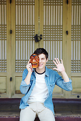 포토 JPG 주간 서양인 외국인 백인 한국문화 한국전통 전통 라이프스타일 건축물 남자 전통문화 문화 여행 고건축 한국건축 한국 가면 한명 미소 웃음 들기 사람 앉기 20대 성인 야외 건물 앞모습 캐주얼 여행객 문 궁전 문화재 마루 즐거움 경복궁 과거 탈 전통문 전통체험 국내여행 양반탈 남자만 남자한명만 성인남자만 청년만 청년남자만 청년남자한명만 성인한명만 성인남자한명만 성인만 국내포토 자연요소 1 동양문화 옷 건축 감정 아시아 뷰포인트 컨셉 모션 바닥 표정 인종 청년 생활 체험 전통탈 파일형식