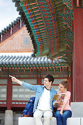 포토 JPG 주간 서양인 외국인 백인 한국문화 한국전통 전통 라이프스타일 건축물 커플 응시 여자 남자 전통문화 문화 커플라이프 여행 고건축 가방 한국건축 배낭 한국 들기 사람 앉기 손짓 20대 성인 야외 두명 건물 앞모습 책 캐주얼 여행객 궁전 문화재 가리킴 가이드북 즐거움 단청 경복궁 과거 전통체험 국내여행 청년만 성인만 국내포토 자연요소 동양문화 시선 잡화 옷 건축 감정 아시아 뷰포인트 컨셉 관계 모션 인종 청년 생활 체험 파일형식