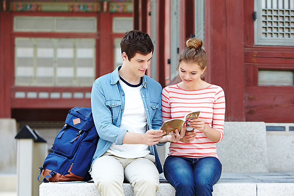 포토 JPG 주간 서양인 외국인 백인 한국문화 한국전통 전통 라이프스타일 건축물 커플 응시 여자 남자 전통문화 문화 커플라이프 여행 고건축 가방 한국건축 배낭 한국 들기 사람 앉기 20대 성인 야외 두명 건물 앞모습 아웃포커스 책 캐주얼 여행객 궁전 문화재 가이드북 즐거움 경복궁 과거 전통체험 국내여행 청년만 성인만 국내포토 자연요소 동양문화 시선 잡화 옷 건축 감정 아시아 뷰포인트 컨셉 관계 모션 촬영기법 인종 청년 생활 체험 파일형식