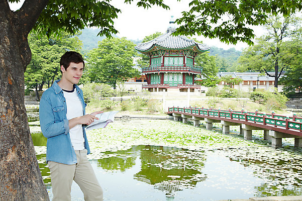 포토 JPG 주간 서양인 외국인 나무 식물 백인 한국문화 한국전통 전통 라이프스타일 건축물 응시 남자 전통문화 문화 호수 여행 고건축 한국건축 한국 한명 서기 들기 사람 20대 성인 야외 건물 책 캐주얼 여행객 궁전 문화재 연못 가이드북 즐거움 정자 경복궁 과거 전통체험 국내여행 향원정 향원지 가교 남자만 남자한명만 성인남자만 청년만 청년남자만 청년남자한명만 성인한명만 성인남자한명만 성인만 국내포토 자연요소 1 동양문화 시선 옷 건축 감정 아시아 컨셉 모션 인종 청년 생활 체험 누각 파일형식