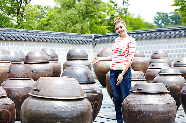 포토 JPG 주간 서양인 외국인 나무 식물 백인 한국문화 한국전통 전통 라이프스타일 건축물 여자 전통문화 문화 여행 고건축 한국건축 한국 기와 한명 서기 미소 웃음 사람 20대 성인 야외 건물 캐주얼 담장 여행객 궁전 문화재 항아리 즐거움 경복궁 과거 전통체험 국내여행 여자만 여자한명만 성인여자만 청년만 청년여자만 성인한명만 청년여자한명만 성인여자한명만 성인만 국내포토 자연요소 1 동양문화 옷 건축 감정 아시아 컨셉 모션 표정 인종 청년 생활 체험 도자기 파일형식