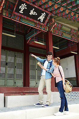포토 JPG 주간 전신 서양인 외국인 백인 한국문화 한국전통 전통 라이프스타일 건축물 커플 여자 남자 전통문화 문화 커플라이프 여행 고건축 가방 한국건축 배낭 한국 서기 미소 웃음 들기 사람 손짓 20대 성인 야외 두명 건물 옆모습 책 캐주얼 여행객 궁전 문화재 가리킴 가이드북 즐거움 단청 경복궁 과거 전통체험 국내여행 현판 청년만 성인만 국내포토 자연요소 동양문화 잡화 옷 건축 감정 아시아 뷰포인트 컨셉 관계 모션 표정 인종 청년 생활 체험 파일형식