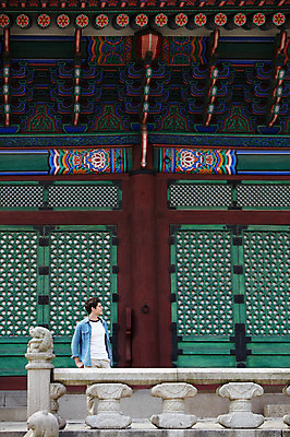 포토 JPG 주간 서양인 외국인 백인 한국문화 한국전통 전통 라이프스타일 건축물 응시 남자 전통문화 문화 여행 고건축 한국건축 난간 한국 한명 서기 사람 20대 성인 야외 건물 캐주얼 조각상 여행객 궁전 문화재 즐거움 단청 경복궁 과거 전통체험 국내여행 남자만 남자한명만 성인남자만 청년만 청년남자만 청년남자한명만 성인한명만 성인남자한명만 성인만 국내포토 자연요소 1 동양문화 시선 옷 건축 감정 아시아 컨셉 모션 인종 청년 생활 조형물 체험 파일형식