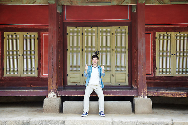 포토 JPG 주간 전신 서양인 외국인 백인 한국문화 한국전통 전통 라이프스타일 건축물 남자 전통문화 문화 여행 고건축 한국건축 한국 한명 미소 웃음 사람 앉기 손짓 20대 성인 야외 건물 앞모습 캐주얼 여행객 문 궁전 문화재 기둥 최고 마루 즐거움 경복궁 과거 전통문 전통체험 국내여행 남자만 남자한명만 성인남자만 청년만 청년남자만 청년남자한명만 성인한명만 성인남자한명만 성인만 국내포토 자연요소 1 동양문화 옷 건축 감정 아시아 뷰포인트 컨셉 모션 바닥 표정 인종 청년 생활 체험 파일형식