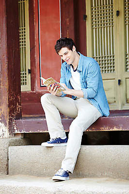 포토 JPG 주간 전신 서양인 외국인 백인 한국문화 한국전통 전통 라이프스타일 건축물 응시 남자 전통문화 문화 여행 고건축 한국건축 한국 한명 미소 웃음 들기 사람 앉기 20대 성인 야외 건물 책 캐주얼 여행객 문 궁전 문화재 기둥 마루 가이드북 즐거움 경복궁 과거 전통체험 국내여행 남자만 남자한명만 성인남자만 청년만 청년남자만 청년남자한명만 성인한명만 성인남자한명만 성인만 국내포토 자연요소 1 동양문화 시선 옷 건축 감정 아시아 컨셉 모션 바닥 표정 인종 청년 생활 체험 파일형식