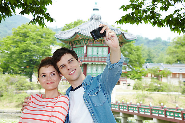 포토 JPG 주간 서양인 외국인 나무 식물 백인 한국문화 한국전통 전통 라이프스타일 건축물 커플 여자 남자 전통문화 문화 호수 커플라이프 여행 포즈 고건축 한국건축 한국 미소 웃음 들기 사람 상반신 20대 성인 야외 두명 건물 앞모습 아웃포커스 캐주얼 여행객 카메라 사진촬영 촬영 궁전 문화재 연못 즐거움 정자 경복궁 과거 전통체험 국내여행 향원정 향원지 가교 청년만 성인만 국내포토 자연요소 동양문화 옷 건축 감정 아시아 뷰포인트 컨셉 관계 모션 촬영기법 표정 인종 청년 생활 전자제품 체험 누각 파일형식