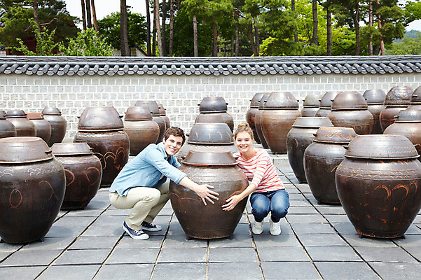 포토 JPG 주간 전신 서양인 외국인 나무 식물 백인 한국문화 한국전통 전통 라이프스타일 건축물 커플 여자 남자 전통문화 문화 커플라이프 여행 고건축 한국건축 한국 기와 미소 웃음 사람 앉기 20대 성인 야외 두명 건물 앞모습 캐주얼 담장 여행객 궁전 문화재 항아리 즐거움 경복궁 과거 전통체험 국내여행 청년만 성인만 국내포토 자연요소 동양문화 옷 건축 감정 아시아 뷰포인트 컨셉 관계 모션 표정 인종 청년 생활 체험 도자기 파일형식