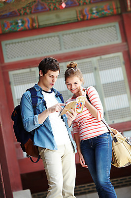 포토 JPG 주간 서양인 외국인 백인 한국문화 한국전통 전통 라이프스타일 건축물 커플 응시 여자 남자 전통문화 문화 커플라이프 여행 고건축 가방 한국건축 배낭 한국 서기 미소 웃음 들기 사람 20대 성인 야외 두명 건물 앞모습 아웃포커스 책 캐주얼 여행객 궁전 문화재 가이드북 즐거움 경복궁 과거 전통체험 국내여행 청년만 성인만 국내포토 자연요소 동양문화 시선 잡화 옷 건축 감정 아시아 뷰포인트 컨셉 관계 모션 촬영기법 표정 인종 청년 생활 체험 파일형식