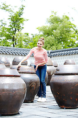 포토 JPG 주간 전신 서양인 외국인 나무 식물 백인 한국문화 한국전통 전통 라이프스타일 건축물 여자 전통문화 문화 여행 고건축 한국건축 한국 기와 한명 서기 미소 웃음 사람 20대 성인 야외 건물 앞모습 아웃포커스 캐주얼 담장 여행객 궁전 문화재 항아리 즐거움 경복궁 과거 전통체험 국내여행 여자만 여자한명만 성인여자만 청년만 청년여자만 성인한명만 청년여자한명만 성인여자한명만 성인만 국내포토 자연요소 1 동양문화 옷 건축 감정 아시아 뷰포인트 컨셉 모션 촬영기법 표정 인종 청년 생활 체험 도자기 파일형식