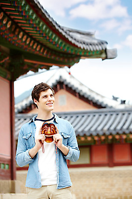 포토 JPG 주간 서양인 외국인 백인 구름 한국문화 한국전통 전통 라이프스타일 건축물 응시 남자 전통문화 문화 여행 고건축 한국건축 하늘 한국 가면 한명 서기 미소 웃음 들기 사람 상반신 20대 성인 야외 건물 앞모습 아웃포커스 캐주얼 여행객 궁전 문화재 즐거움 경복궁 과거 탈 전통체험 국내여행 양반탈 남자만 남자한명만 성인남자만 청년만 청년남자만 청년남자한명만 성인한명만 성인남자한명만 성인만 국내포토 자연요소 1 동양문화 시선 옷 건축 감정 아시아 뷰포인트 컨셉 모션 촬영기법 표정 인종 청년 생활 체험 전통탈 파일형식