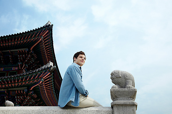 포토 JPG 주간 서양인 외국인 백인 구름 한국문화 한국전통 전통 라이프스타일 건축물 응시 남자 전통문화 문화 여행 고건축 한국건축 난간 하늘 지붕 한국 한명 사람 앉기 20대 성인 야외 건물 옆모습 캐주얼 조각상 여행객 궁전 문화재 즐거움 단청 경복궁 과거 전통체험 국내여행 남자만 남자한명만 성인남자만 청년만 청년남자만 청년남자한명만 성인한명만 성인남자한명만 성인만 국내포토 자연요소 1 동양문화 시선 옷 건축 감정 아시아 뷰포인트 컨셉 모션 인종 청년 생활 조형물 체험 파일형식