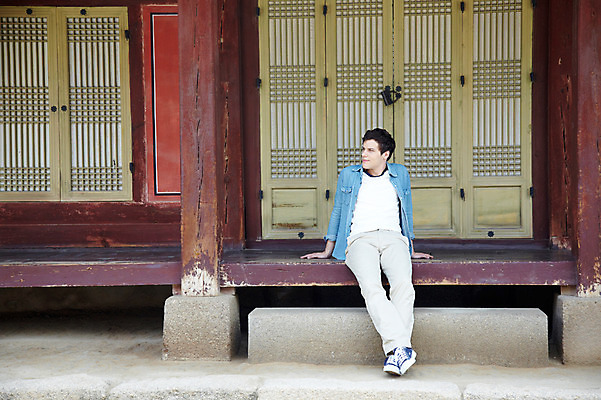 포토 JPG 주간 전신 서양인 외국인 백인 한국문화 한국전통 전통 라이프스타일 건축물 응시 남자 전통문화 문화 여행 고건축 한국건축 한국 한명 사람 앉기 20대 성인 야외 건물 앞모습 캐주얼 여행객 문 궁전 문화재 기둥 마루 즐거움 경복궁 과거 전통문 전통체험 국내여행 남자만 남자한명만 성인남자만 청년만 청년남자만 청년남자한명만 성인한명만 성인남자한명만 성인만 국내포토 자연요소 1 동양문화 시선 옷 건축 감정 아시아 뷰포인트 컨셉 모션 바닥 인종 청년 생활 체험 파일형식