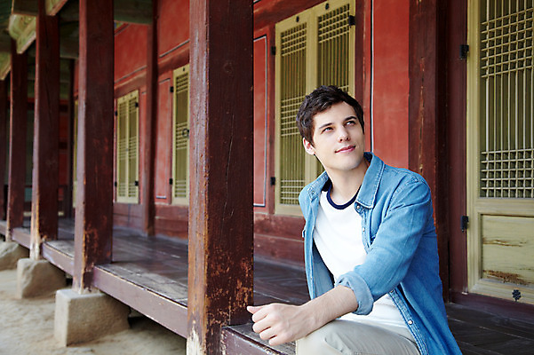 포토 JPG 주간 서양인 외국인 백인 한국문화 한국전통 전통 라이프스타일 건축물 응시 남자 전통문화 문화 여행 고건축 한국건축 한국 한명 사람 앉기 20대 성인 야외 건물 앞모습 캐주얼 여행객 문 궁전 문화재 기둥 마루 즐거움 경복궁 과거 전통체험 국내여행 남자만 남자한명만 성인남자만 청년만 청년남자만 청년남자한명만 성인한명만 성인남자한명만 성인만 국내포토 자연요소 1 동양문화 시선 옷 건축 감정 아시아 뷰포인트 컨셉 모션 바닥 인종 청년 생활 체험 파일형식