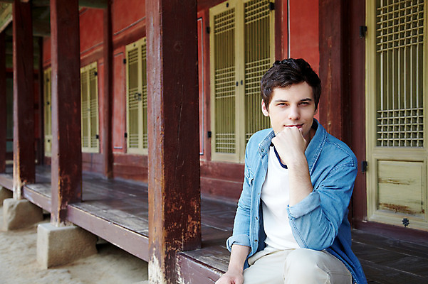 포토 JPG 주간 서양인 외국인 백인 한국문화 한국전통 전통 라이프스타일 건축물 남자 전통문화 문화 여행 고건축 한국건축 한국 한명 사람 앉기 20대 성인 야외 건물 앞모습 캐주얼 여행객 문 턱괴기 궁전 문화재 기둥 마루 즐거움 경복궁 과거 전통체험 국내여행 남자만 남자한명만 성인남자만 청년만 청년남자만 청년남자한명만 성인한명만 성인남자한명만 성인만 국내포토 자연요소 1 동양문화 옷 건축 감정 아시아 뷰포인트 컨셉 모션 바닥 인종 청년 생활 체험 파일형식