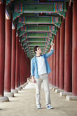 포토 JPG 주간 전신 서양인 외국인 백인 한국문화 한국전통 전통 라이프스타일 건축물 응시 남자 전통문화 문화 여행 고건축 한국건축 한국 한명 서기 사람 손짓 20대 성인 야외 건물 앞모습 캐주얼 여행객 궁전 원근감 문화재 가리킴 기둥 즐거움 단청 경복궁 과거 전통체험 국내여행 남자만 남자한명만 성인남자만 청년만 청년남자만 청년남자한명만 성인한명만 성인남자한명만 성인만 국내포토 자연요소 1 동양문화 시선 옷 건축 감정 아시아 뷰포인트 컨셉 모션 인종 청년 생활 체험 파일형식