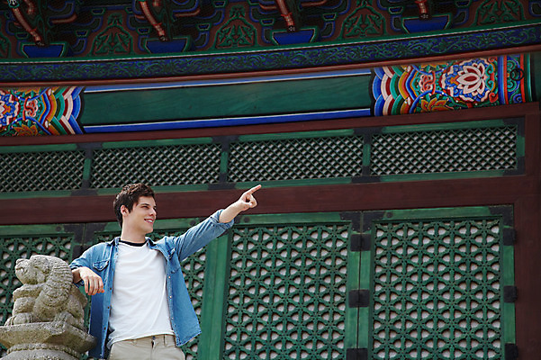 포토 JPG 주간 서양인 외국인 백인 한국문화 한국전통 전통 라이프스타일 건축물 응시 남자 전통문화 문화 여행 고건축 한국건축 한국 한명 미소 웃음 사람 손짓 상반신 20대 성인 야외 건물 앞모습 캐주얼 조각상 여행객 궁전 문화재 가리킴 즐거움 단청 경복궁 과거 전통체험 국내여행 남자만 남자한명만 성인남자만 청년만 청년남자만 청년남자한명만 성인한명만 성인남자한명만 성인만 국내포토 자연요소 1 동양문화 시선 옷 건축 감정 아시아 뷰포인트 컨셉 모션 표정 인종 청년 생활 조형물 체험 파일형식