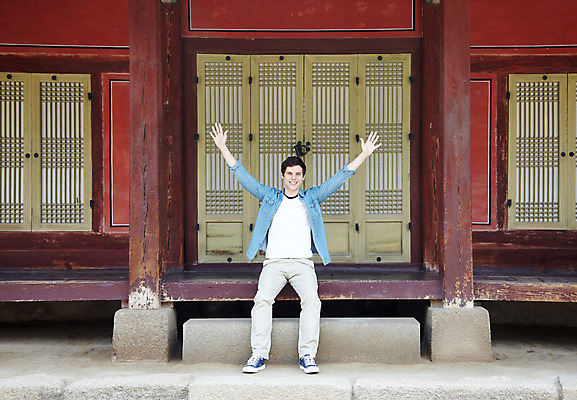 포토 JPG 주간 전신 서양인 외국인 백인 한국문화 한국전통 전통 라이프스타일 건축물 남자 전통문화 문화 여행 고건축 한국건축 팔벌리기 한국 한명 미소 웃음 사람 앉기 20대 성인 야외 건물 앞모습 캐주얼 여행객 문 궁전 만세 문화재 기둥 마루 즐거움 경복궁 과거 전통문 전통체험 국내여행 남자만 남자한명만 성인남자만 청년만 청년남자만 청년남자한명만 성인한명만 성인남자한명만 성인만 국내포토 자연요소 1 동양문화 옷 건축 감정 아시아 뷰포인트 컨셉 모션 바닥 표정 인종 청년 생활 체험 파일형식