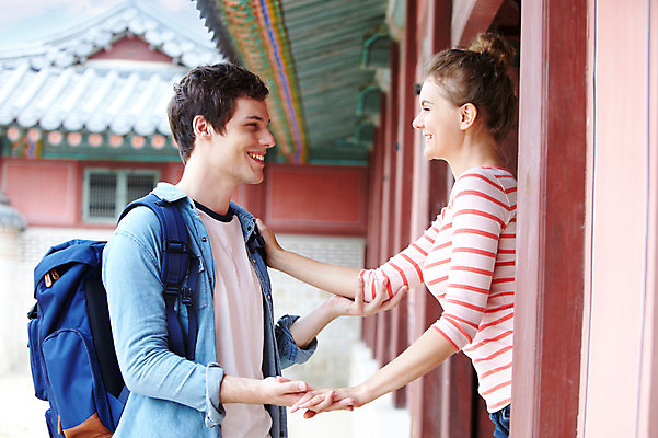 포토 JPG 주간 서양인 외국인 백인 한국문화 한국전통 전통 라이프스타일 건축물 커플 여자 남자 전통문화 문화 커플라이프 여행 고건축 가방 한국건축 배낭 한국 서기 미소 웃음 사람 상반신 20대 성인 야외 두명 건물 옆모습 아웃포커스 캐주얼 여행객 마주보기 궁전 문화재 즐거움 경복궁 과거 전통체험 국내여행 청년만 성인만 국내포토 자연요소 동양문화 잡화 옷 건축 감정 아시아 뷰포인트 컨셉 관계 모션 촬영기법 표정 인종 청년 생활 체험 파일형식