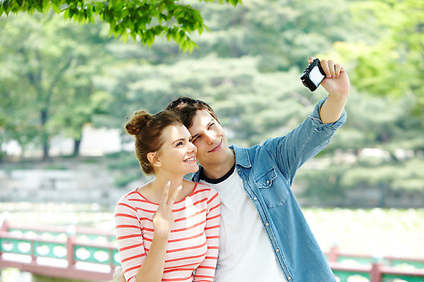 포토 JPG 주간 서양인 외국인 나무 식물 백인 한국문화 한국전통 전통 라이프스타일 커플 여자 남자 전통문화 문화 호수 커플라이프 여행 포즈 한국 미소 웃음 들기 사람 손짓 상반신 20대 성인 야외 두명 아웃포커스 캐주얼 여행객 카메라 사진촬영 촬영 궁전 문화재 연못 즐거움 브이 경복궁 과거 전통체험 국내여행 향원지 가교 청년만 성인만 국내포토 자연요소 동양문화 건축물 옷 감정 아시아 컨셉 고건축 관계 모션 촬영기법 표정 인종 청년 생활 전자제품 체험 파일형식