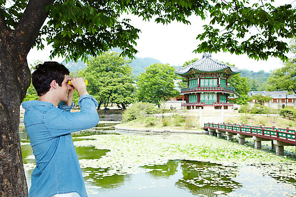포토 JPG 주간 서양인 외국인 나무 식물 백인 한국문화 한국전통 전통 라이프스타일 건축물 응시 남자 전통문화 문화 호수 여행 고건축 한국건축 한국 한명 들기 사람 상반신 20대 성인 야외 건물 옆모습 캐주얼 여행객 망원경 궁전 문화재 연못 즐거움 정자 경복궁 과거 전통체험 국내여행 향원정 향원지 가교 남자만 남자한명만 성인남자만 청년만 청년남자만 청년남자한명만 성인한명만 성인남자한명만 성인만 국내포토 자연요소 1 동양문화 시선 옷 건축 감정 아시아 뷰포인트 컨셉 모션 인종 청년 생활 체험 누각 파일형식