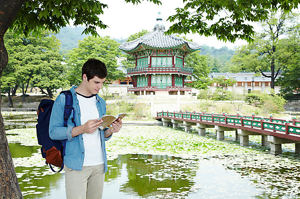 포토 JPG 주간 서양인 외국인 나무 식물 백인 한국문화 한국전통 전통 라이프스타일 건축물 응시 남자 전통문화 문화 호수 여행 고건축 가방 한국건축 배낭 한국 한명 서기 들기 사람 20대 성인 야외 건물 앞모습 책 캐주얼 여행객 궁전 문화재 연못 가이드북 즐거움 정자 경복궁 과거 전통체험 국내여행 향원정 향원지 가교 남자만 남자한명만 성인남자만 청년만 청년남자만 청년남자한명만 성인한명만 성인남자한명만 성인만 국내포토 자연요소 1 동양문화 시선 잡화 옷 건축 감정 아시아 뷰포인트 컨셉 모션 인종 청년 생활 체험 누각 파일형식
