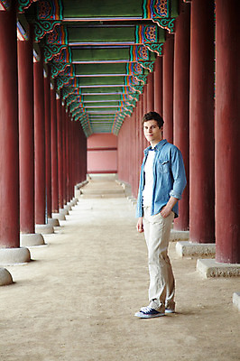 포토 JPG 주간 전신 서양인 외국인 백인 한국문화 한국전통 전통 라이프스타일 건축물 남자 전통문화 문화 여행 고건축 한국건축 한국 한명 서기 사람 20대 성인 야외 건물 옆모습 캐주얼 여행객 궁전 원근감 문화재 기둥 즐거움 단청 경복궁 과거 전통체험 국내여행 남자만 남자한명만 성인남자만 청년만 청년남자만 청년남자한명만 성인한명만 성인남자한명만 성인만 국내포토 자연요소 1 동양문화 옷 건축 감정 아시아 뷰포인트 컨셉 모션 인종 청년 생활 체험 파일형식