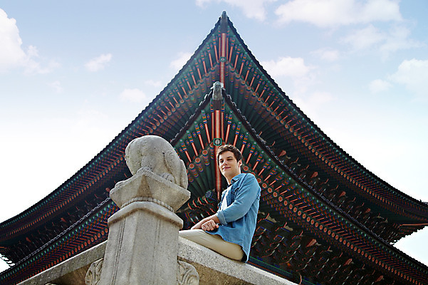 포토 JPG 주간 서양인 외국인 백인 구름 한국문화 한국전통 전통 라이프스타일 건축물 남자 전통문화 문화 로우앵글 여행 고건축 한국건축 난간 하늘 지붕 한국 한명 사람 앉기 20대 성인 야외 건물 옆모습 캐주얼 조각상 여행객 궁전 문화재 즐거움 단청 경복궁 과거 전통체험 국내여행 남자만 남자한명만 성인남자만 청년만 청년남자만 청년남자한명만 성인한명만 성인남자한명만 성인만 국내포토 자연요소 1 동양문화 옷 건축 감정 아시아 뷰포인트 컨셉 모션 인종 청년 생활 조형물 체험 파일형식