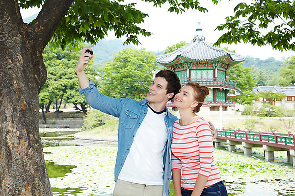 포토 JPG 주간 서양인 외국인 나무 식물 백인 한국문화 한국전통 전통 라이프스타일 건축물 커플 여자 남자 전통문화 문화 호수 커플라이프 여행 포즈 고건축 한국건축 한국 미소 웃음 들기 사람 상반신 20대 성인 야외 두명 건물 앞모습 캐주얼 여행객 카메라 사진촬영 촬영 궁전 문화재 연못 즐거움 정자 경복궁 과거 전통체험 국내여행 향원정 향원지 가교 청년만 성인만 국내포토 자연요소 동양문화 옷 건축 감정 아시아 뷰포인트 컨셉 관계 모션 표정 인종 청년 생활 전자제품 체험 누각 파일형식