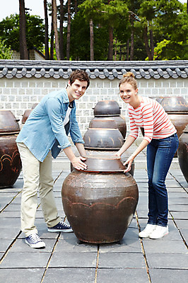 포토 JPG 주간 전신 서양인 외국인 나무 식물 백인 한국문화 한국전통 전통 라이프스타일 건축물 커플 여자 남자 전통문화 문화 커플라이프 여행 고건축 한국건축 한국 기와 서기 미소 웃음 사람 20대 성인 야외 두명 건물 옆모습 캐주얼 담장 여행객 궁전 문화재 항아리 즐거움 경복궁 과거 전통체험 국내여행 청년만 성인만 국내포토 자연요소 동양문화 옷 건축 감정 아시아 뷰포인트 컨셉 관계 모션 표정 인종 청년 생활 체험 도자기 파일형식