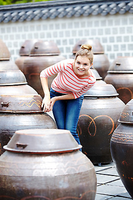 포토 JPG 주간 서양인 외국인 백인 한국문화 한국전통 전통 라이프스타일 건축물 여자 전통문화 문화 여행 고건축 한국건축 한국 기와 숙이기 한명 서기 미소 웃음 사람 20대 성인 야외 건물 앞모습 아웃포커스 캐주얼 담장 여행객 궁전 문화재 항아리 즐거움 경복궁 과거 전통체험 국내여행 여자만 여자한명만 성인여자만 청년만 청년여자만 성인한명만 청년여자한명만 성인여자한명만 성인만 국내포토 자연요소 1 동양문화 옷 건축 감정 아시아 뷰포인트 포즈 컨셉 모션 촬영기법 표정 인종 청년 생활 체험 도자기 파일형식