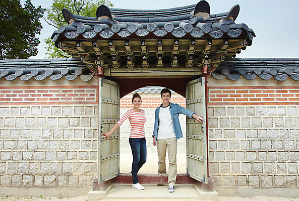 포토 JPG 주간 전신 서양인 외국인 백인 한국문화 한국전통 전통 라이프스타일 건축물 커플 여자 남자 전통문화 문화 커플라이프 여행 고건축 한국건축 한국 기와 서기 미소 웃음 사람 20대 성인 야외 두명 건물 앞모습 캐주얼 담장 여행객 문 궁전 문화재 즐거움 대문 경복궁 과거 전통문 전통체험 국내여행 청년만 성인만 국내포토 자연요소 동양문화 옷 건축 감정 아시아 뷰포인트 컨셉 관계 모션 표정 인종 청년 생활 체험 파일형식