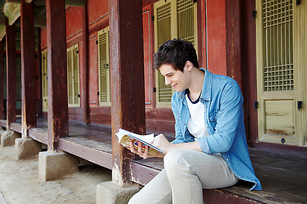 포토 JPG 주간 서양인 외국인 백인 한국문화 한국전통 전통 라이프스타일 건축물 응시 남자 전통문화 문화 여행 고건축 한국건축 한국 한명 미소 웃음 들기 사람 앉기 20대 성인 야외 건물 옆모습 책 캐주얼 여행객 문 궁전 문화재 기둥 마루 가이드북 즐거움 경복궁 과거 전통체험 국내여행 남자만 남자한명만 성인남자만 청년만 청년남자만 청년남자한명만 성인한명만 성인남자한명만 성인만 국내포토 자연요소 1 동양문화 시선 옷 건축 감정 아시아 뷰포인트 컨셉 모션 바닥 표정 인종 청년 생활 체험 파일형식