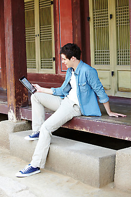 포토 JPG 주간 전신 서양인 외국인 백인 한국문화 한국전통 전통 라이프스타일 건축물 응시 남자 전통문화 문화 여행 고건축 한국건축 한국 한명 들기 사람 앉기 20대 성인 야외 건물 옆모습 캐주얼 태블릿 여행객 궁전 문화재 웹서핑 마루 즐거움 경복궁 과거 전통문 전통체험 국내여행 남자만 남자한명만 성인남자만 청년만 청년남자만 청년남자한명만 성인한명만 성인남자한명만 성인만 국내포토 자연요소 1 동양문화 시선 옷 건축 감정 아시아 뷰포인트 컨셉 모션 바닥 인종 청년 생활 전자제품 스마트기기 문 체험 파일형식