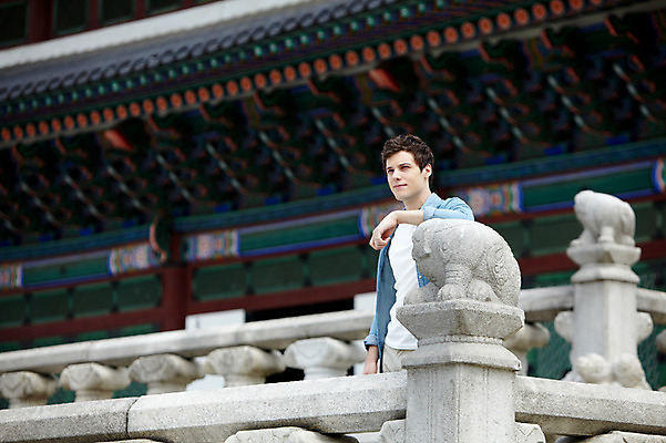 포토 JPG 주간 서양인 외국인 백인 한국문화 한국전통 전통 라이프스타일 건축물 응시 남자 전통문화 문화 여행 고건축 한국건축 난간 한국 한명 사람 상반신 20대 성인 야외 건물 아웃포커스 캐주얼 조각상 여행객 궁전 문화재 즐거움 단청 경복궁 과거 전통체험 국내여행 남자만 남자한명만 성인남자만 청년만 청년남자만 청년남자한명만 성인한명만 성인남자한명만 성인만 국내포토 자연요소 1 동양문화 시선 옷 건축 감정 아시아 컨셉 촬영기법 인종 청년 생활 조형물 체험 파일형식