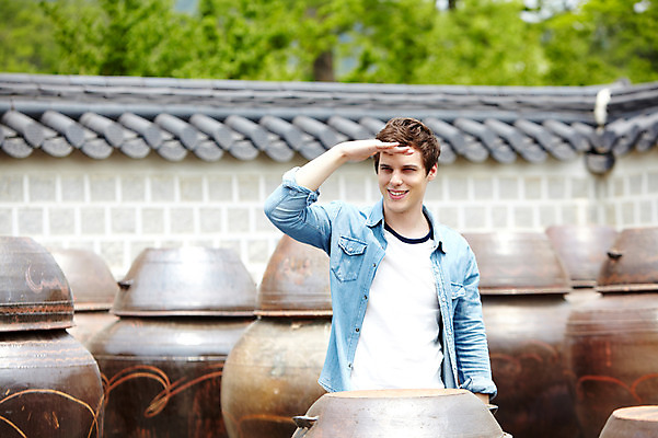 포토 JPG 주간 서양인 외국인 백인 한국문화 한국전통 전통 라이프스타일 건축물 응시 남자 전통문화 문화 여행 고건축 한국건축 한국 기와 한명 미소 웃음 사람 손짓 상반신 20대 성인 야외 건물 앞모습 아웃포커스 캐주얼 담장 여행객 궁전 문화재 항아리 즐거움 경복궁 과거 전통체험 국내여행 남자만 남자한명만 성인남자만 청년만 청년남자만 청년남자한명만 성인한명만 성인남자한명만 성인만 국내포토 자연요소 1 동양문화 시선 옷 건축 감정 아시아 뷰포인트 컨셉 모션 촬영기법 표정 인종 청년 생활 체험 도자기 파일형식