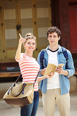 포토 JPG 주간 서양인 외국인 백인 한국문화 한국전통 전통 라이프스타일 건축물 커플 응시 여자 남자 전통문화 문화 커플라이프 여행 고건축 가방 한국건축 배낭 한국 서기 미소 웃음 들기 사람 손짓 20대 성인 야외 두명 건물 앞모습 아웃포커스 책 캐주얼 여행객 문 궁전 문화재 가리킴 가이드북 즐거움 경복궁 과거 전통체험 국내여행 청년만 성인만 국내포토 자연요소 동양문화 시선 잡화 옷 건축 감정 아시아 뷰포인트 컨셉 관계 모션 촬영기법 표정 인종 청년 생활 체험 파일형식