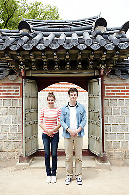 포토 JPG 주간 전신 서양인 외국인 백인 한국문화 한국전통 전통 라이프스타일 건축물 커플 여자 남자 전통문화 문화 커플라이프 여행 고건축 한국건축 한국 기와 서기 미소 웃음 사람 20대 성인 야외 두명 건물 앞모습 캐주얼 담장 여행객 문 궁전 문화재 예절 즐거움 대문 경복궁 과거 전통문 전통체험 국내여행 청년만 성인만 국내포토 자연요소 동양문화 옷 건축 감정 아시아 뷰포인트 컨셉 관계 모션 표정 인종 청년 생활 체험 파일형식