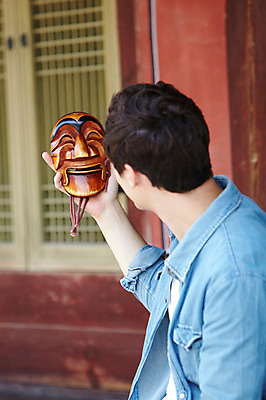 포토 JPG 주간 서양인 외국인 백인 한국문화 한국전통 전통 라이프스타일 건축물 응시 남자 전통문화 문화 여행 고건축 한국건축 한국 가면 한명 들기 사람 상반신 20대 성인 야외 건물 앞모습 옆모습 아웃포커스 캐주얼 여행객 문 궁전 문화재 즐거움 경복궁 과거 탈 전통문 전통체험 국내여행 양반탈 남자만 남자한명만 성인남자만 청년만 청년남자만 청년남자한명만 성인한명만 성인남자한명만 성인만 국내포토 자연요소 1 동양문화 시선 옷 건축 감정 아시아 뷰포인트 컨셉 모션 촬영기법 인종 청년 생활 체험 전통탈 파일형식