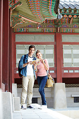 포토 JPG 주간 전신 서양인 외국인 백인 한국문화 한국전통 전통 라이프스타일 건축물 커플 여자 남자 전통문화 문화 커플라이프 여행 고건축 가방 한국건축 배낭 한국 서기 미소 웃음 들기 사람 20대 성인 야외 두명 건물 앞모습 책 캐주얼 여행객 궁전 문화재 가이드북 즐거움 단청 경복궁 과거 전통체험 국내여행 청년만 성인만 국내포토 자연요소 동양문화 잡화 옷 건축 감정 아시아 뷰포인트 컨셉 관계 모션 표정 인종 청년 생활 체험 파일형식