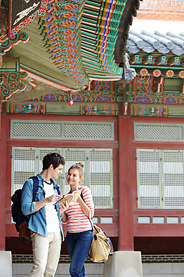 포토 JPG 주간 서양인 외국인 백인 한국문화 한국전통 전통 라이프스타일 건축물 커플 여자 남자 전통문화 문화 커플라이프 여행 고건축 가방 한국건축 배낭 한국 서기 미소 웃음 들기 사람 20대 성인 야외 두명 건물 앞모습 책 캐주얼 여행객 마주보기 궁전 문화재 가이드북 즐거움 단청 경복궁 과거 전통체험 국내여행 청년만 성인만 국내포토 자연요소 동양문화 잡화 옷 건축 감정 아시아 뷰포인트 컨셉 관계 모션 표정 인종 청년 생활 체험 파일형식