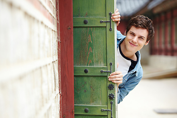 포토 JPG 주간 서양인 외국인 백인 한국전통 전통 라이프스타일 건축물 남자 전통문화 문화 여행 고건축 한국건축 한명 미소 웃음 사람 상반신 20대 성인 야외 건물 앞모습 아웃포커스 캐주얼 담장 여행객 문 궁전 문화재 즐거움 경복궁 과거 전통체험 국내여행 남자만 남자한명만 성인남자만 청년만 청년남자만 청년남자한명만 성인한명만 성인남자한명만 성인만 국내포토 자연요소 1 옷 건축 감정 뷰포인트 컨셉 한국 촬영기법 표정 인종 청년 생활 체험 파일형식